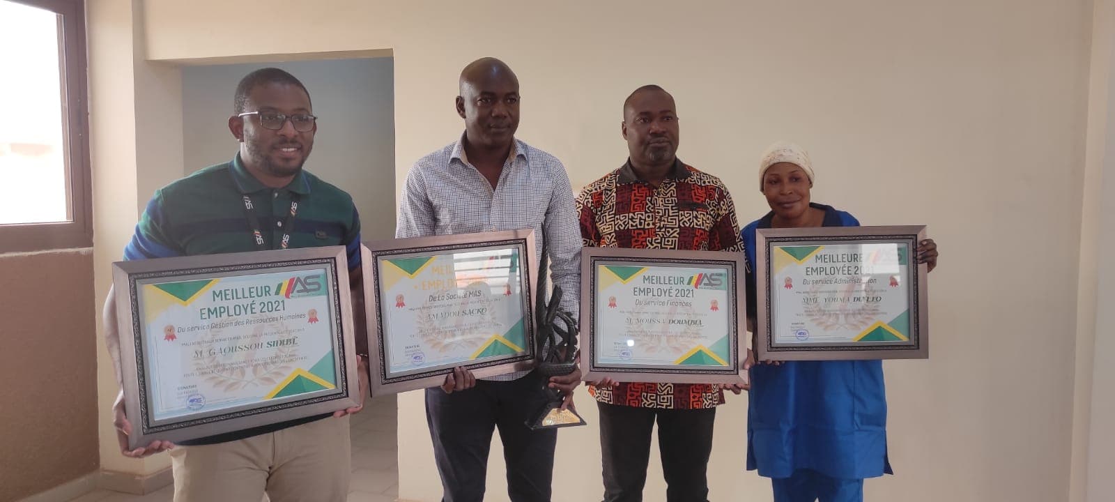 Cérémonie de remise d'attestation aux meilleurs collaborateurs 2021